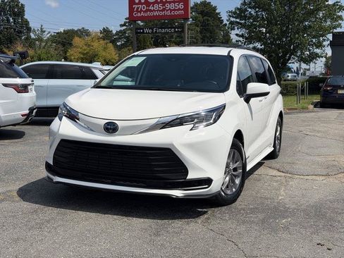 Used 2021 Toyota Sienna LE FWD image 3