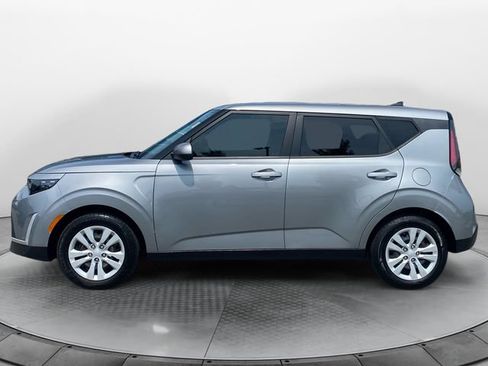 Used 2023 Kia Soul LX FWD image 2