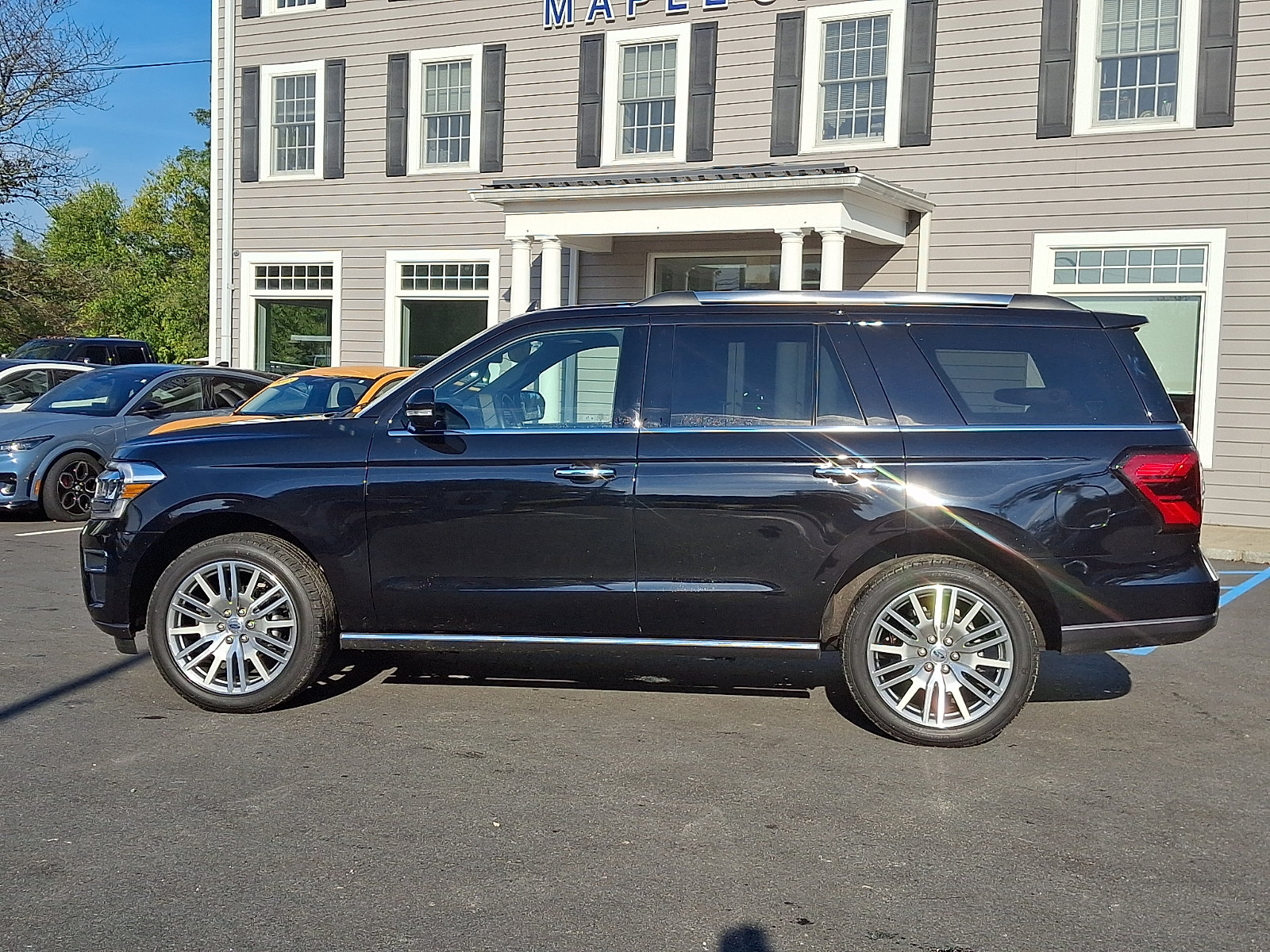 Used 2024 Ford Expedition Limited AWD/4WD image 8