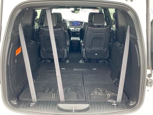 Used 2024 Chrysler Pacifica Select image 19