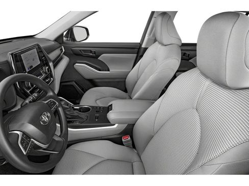 Used 2025 Toyota Highlander XLE AWD/4WD image 6