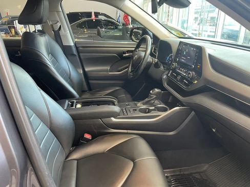 Used 2021 Toyota Highlander XLE AWD/4WD image 27