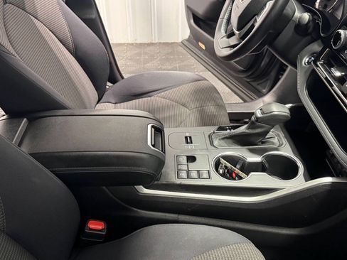Used 2023 Toyota Highlander LE FWD image 19