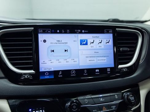 Used 2022 Chrysler Pacifica Touring-L FWD image 16