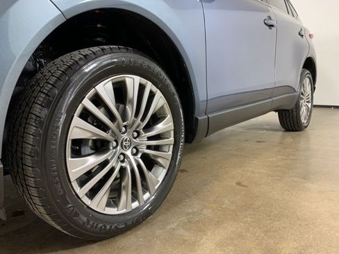 Used 2022 Toyota Venza XLE image 2