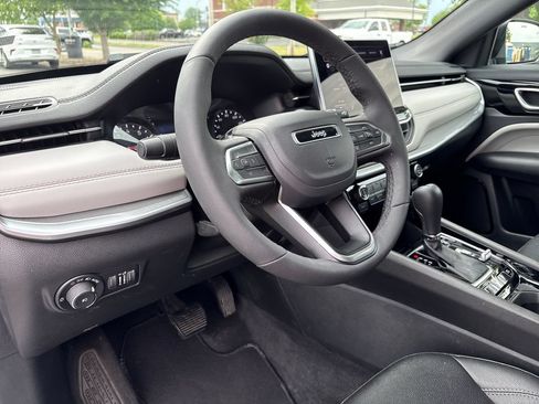 Used 2026 Jeep Compass Limited AWD/4WD image 13