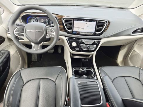 Used 2024 Chrysler Pacifica Limited image 11