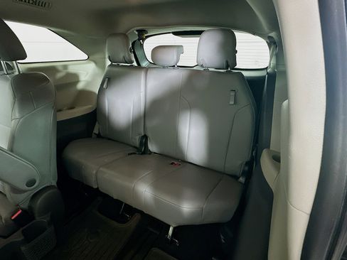 Used 2021 Toyota Sienna XLE image 29
