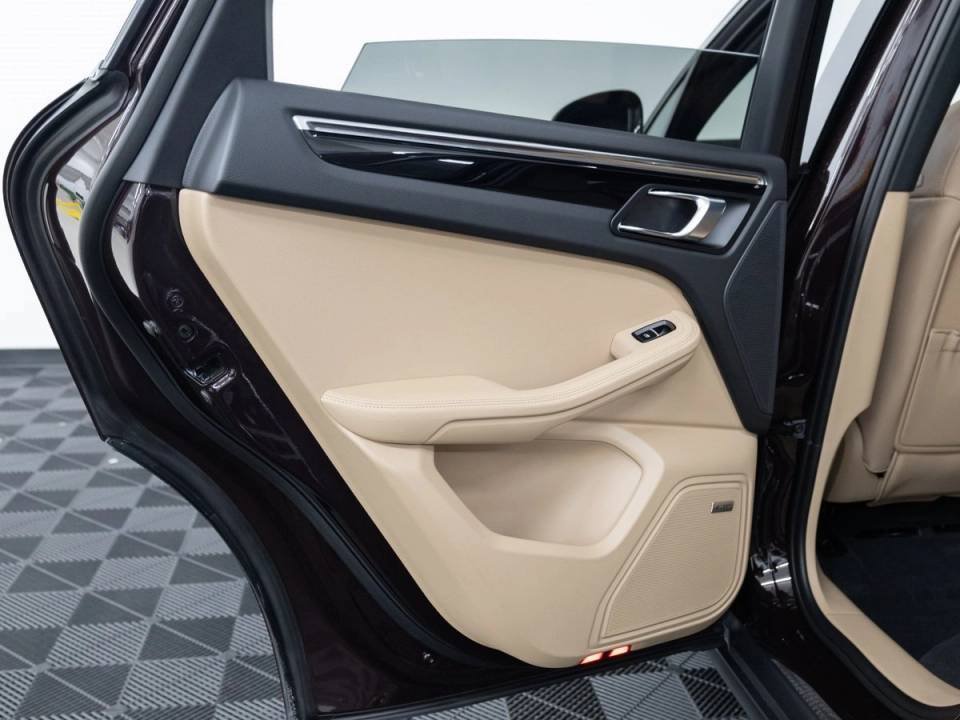Certified 2026 Porsche Macan AWD/4WD image 19