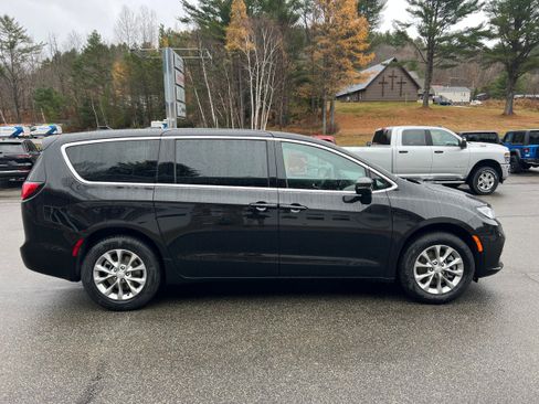 New 2026 Chrysler Pacifica Select image 4