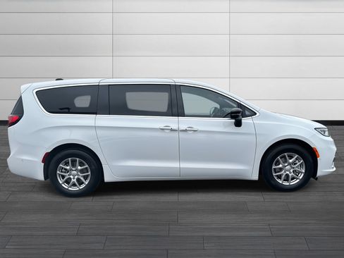 New 2025 Chrysler Pacifica Select FWD image 3