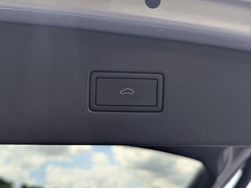 Used 2024 Volkswagen Tiguan SE w/ Panoramic Sunroof Package image 20