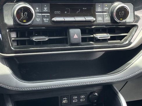 Used 2023 Toyota Highlander LE AWD/4WD image 18
