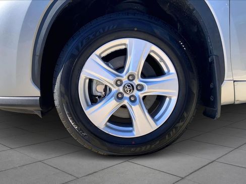 Used 2023 Toyota Highlander LE image 11