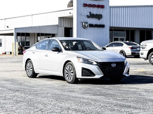 Used 2024 Nissan Altima 2.5 SV image 3