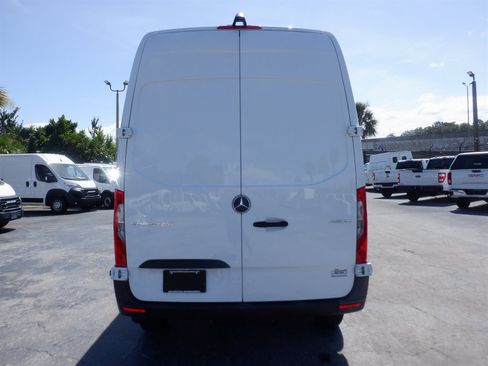 Used 2025 Mercedes-Benz Sprinter 2500 image 4