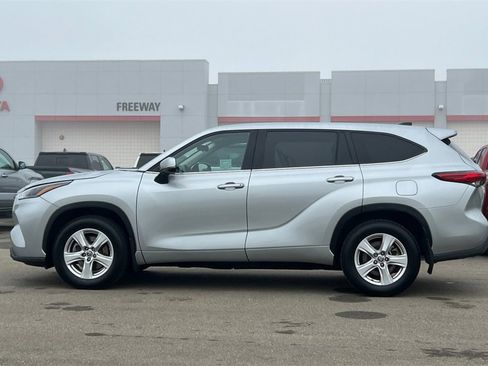 Certified 2023 Toyota Highlander L image 9