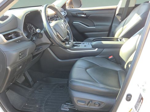 Used 2021 Toyota Highlander XLE image 12