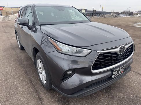 Used 2020 Toyota Highlander LE image 5
