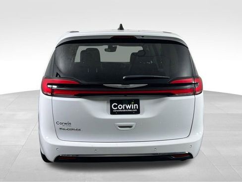 Used 2024 Chrysler Pacifica Touring-L image 16