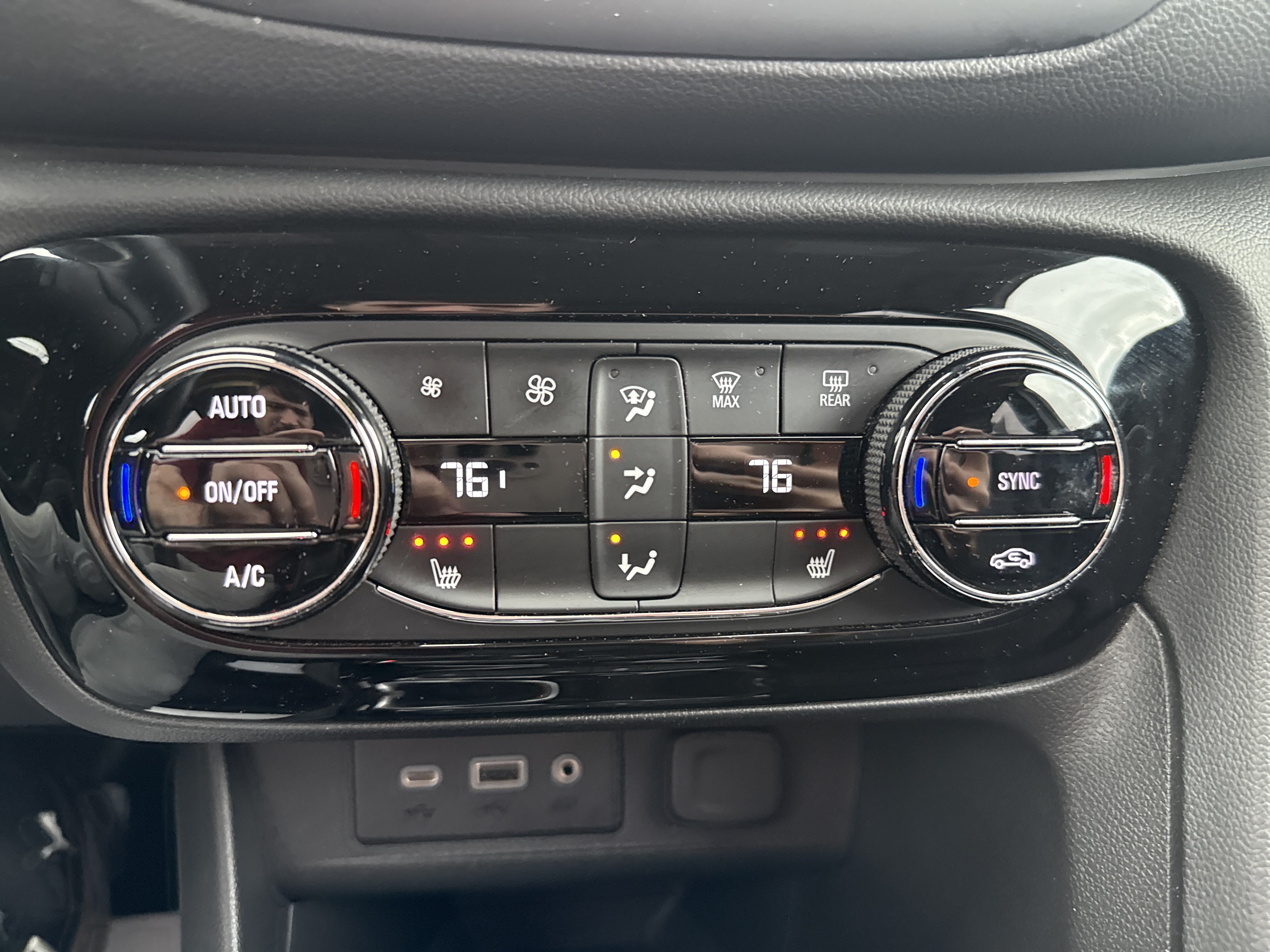 Used 2022 Buick Encore GX Select w/ Sport Touring Package FWD image 29