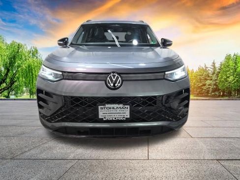 Used 2025 Volkswagen Tiguan SE R-Line AWD/4WD image 9