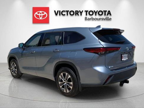 Used 2022 Toyota Highlander XLE AWD/4WD image 3