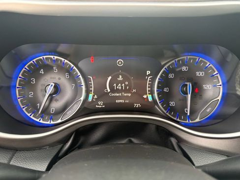 Used 2022 Chrysler Pacifica Touring-L FWD image 3