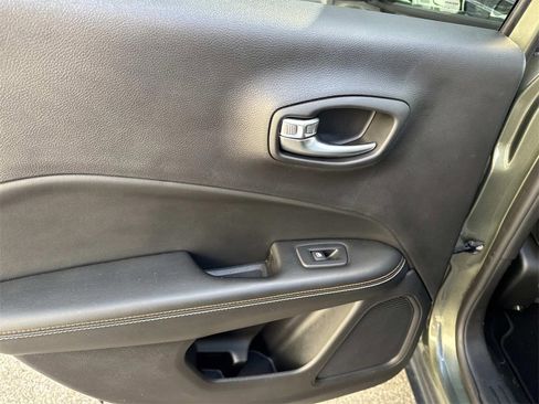 Used 2019 Jeep Compass Latitude image 12