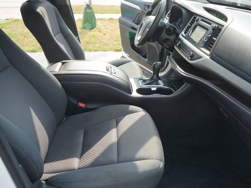 Used 2018 Toyota Highlander LE AWD/4WD image 15