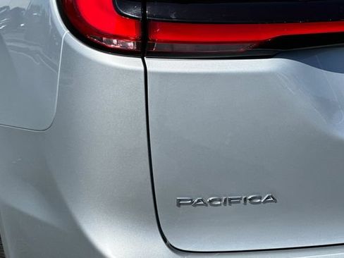 Used 2024 Chrysler Pacifica Touring-L FWD image 32