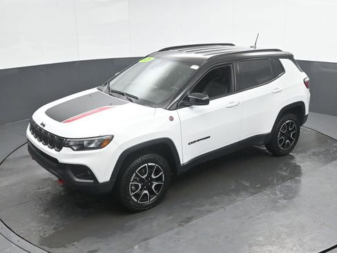 Used 2025 Jeep Compass Trailhawk image 39