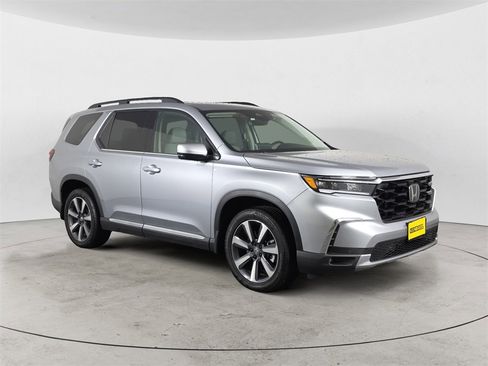 Certified 2025 Honda Pilot Touring image 7