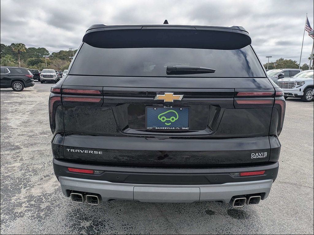Used 2026 Chevrolet Traverse LT FWD image 5