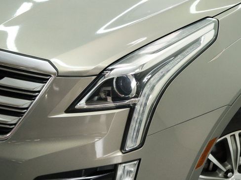 Used 2019 Cadillac XT5 FWD image 2