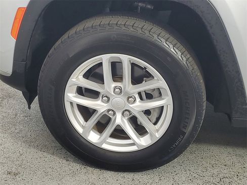 Used 2024 Jeep Grand Cherokee L Laredo image 8