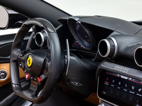 Used 2020 Ferrari Portofino RWD image 37