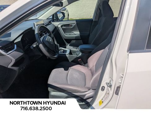 Used 2023 Toyota RAV4 LE AWD/4WD image 9