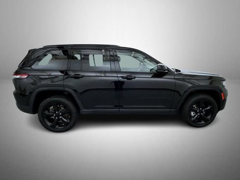 Used 2023 Jeep Grand Cherokee Limited w/ Black Appearance Package AWD/4WD image 4