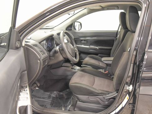 Used 2018 Mitsubishi Outlander Sport ES image 2