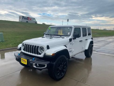 Used 2024 Jeep Wrangler Unlimited Sahara AWD/4WD image 8