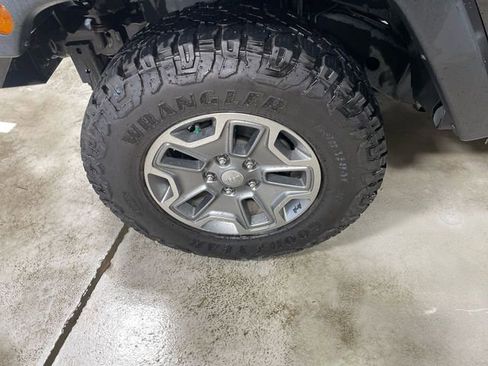 Used 2017 Jeep Wrangler Unlimited Rubicon w/ Dual Top Group AWD/4WD image 10