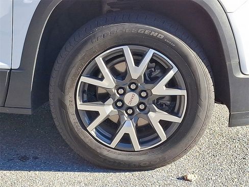 Used 2023 GMC Acadia SLE w/ Driver Convenience Package image 12