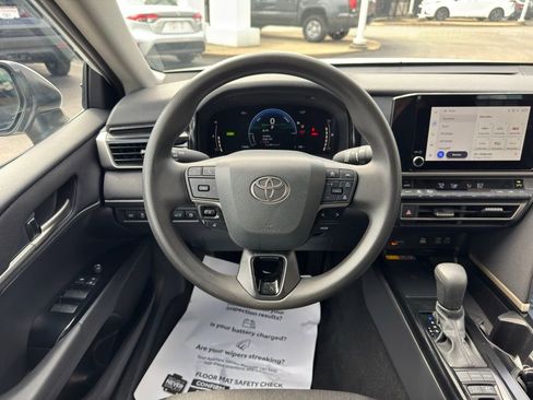 Used 2025 Toyota Camry LE image 32