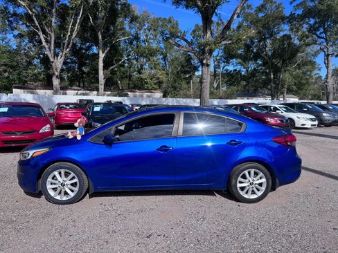 Used 2017 Kia Forte S image 2