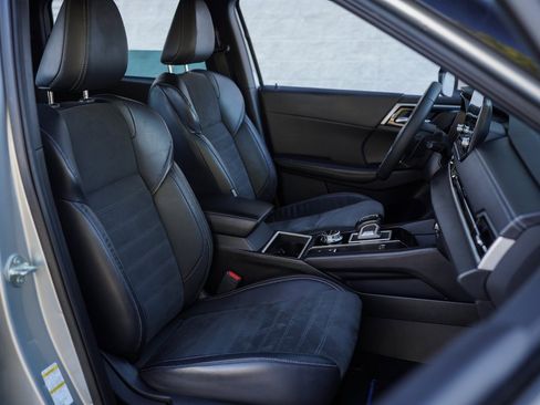 Used 2023 Mitsubishi Outlander SE image 25