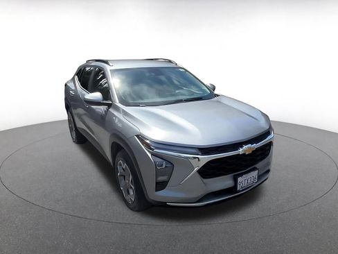 Used 2025 Chevrolet Trax LT w/ LT Convenience Package image 3