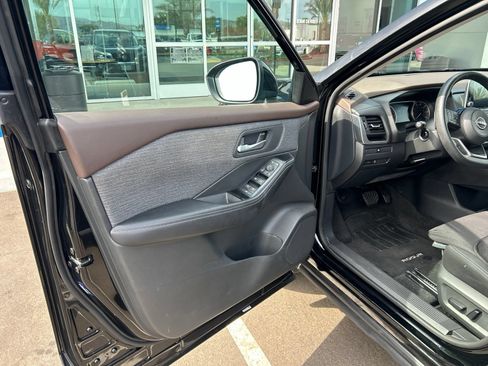 Used 2023 Nissan Rogue SV FWD image 7