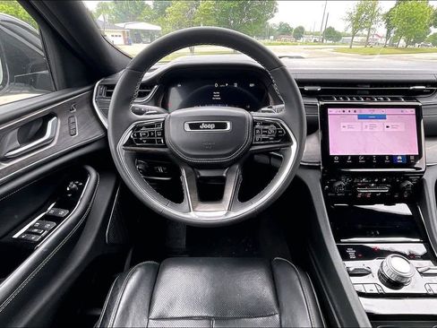 Used 2023 Jeep Grand Cherokee L Overland w/ Luxury Tech Group IV AWD/4WD image 5