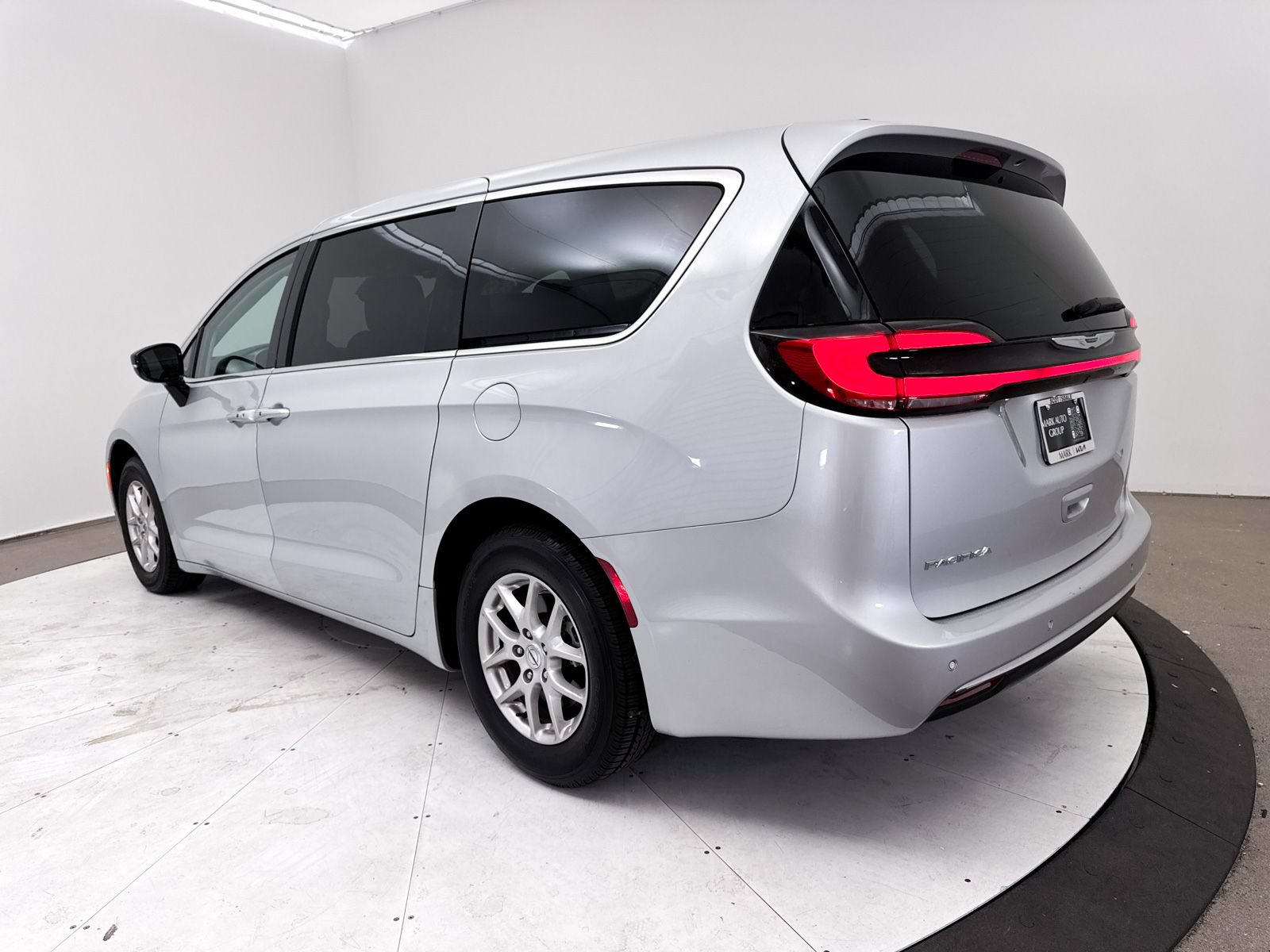 Used 2024 Chrysler Pacifica Touring-L FWD image 14